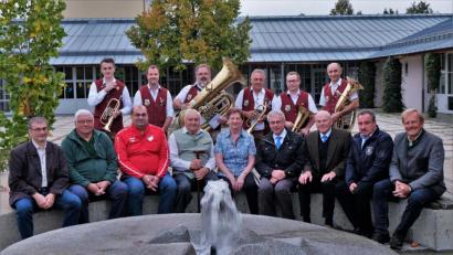 Bild: twi
Jubilar Franz Paulus - im Bild mit Ehefrau Christine - freute sich über die vielen Gratulanten aus den Vereinen. Die Musiker der Stadtkapelle Pfreimd brachten ein Ständchen.