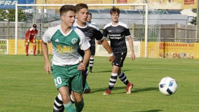 Bild: gb
Der SV Mitterteich verlor am Samstag beim SV Schwaig unglücklich mit 1:2. David Dobras (grün-weißes Trikot, Szene aus einer früheren Partie) erzielte den zwischenzeitlichen Ausgleich.