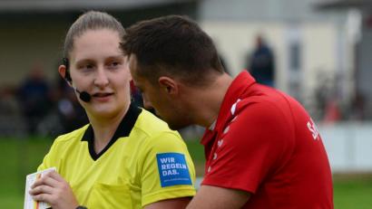 Bild: ham
Uhrenvergleich mit der Schiedsrichter-Assistentin Teresa Küblböck: Pfreimds Trainer Tobias Bernklau sehnte den Schlusspfiff herbei. Beim 3:1-Sieg gegen den BSC Woffenbach feierte die SpVgg den ersten Heimsieg der Saison.