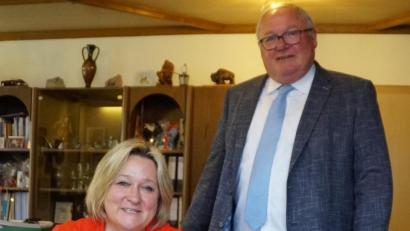 Bild: weu
Bürgermeister Heinz Weigl hieß die neue Schulleiterin Christine Schneider in Oberviechtach willkommen und bat um einen Eintrag in das Gästebuch.