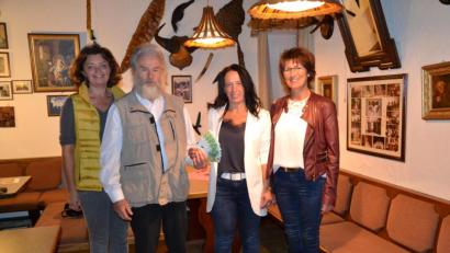 Bild: gi
FU-Vorsitzende Christine Kick übergibt mit ihrer Stellvertreterin Elisabeth Schieder (rechts) und Vorstandsmitglied Ulrike Guttenberger (links) in der Kongo-Ecke seines Elternhauses an Pater Ferdinand 500 Euro für die Arbeit im Kongo.