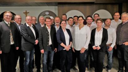 Bild: twi
Bisherige Markträte, aber auch etliche neue Bewerber sind auf der Liste für die Marktratswahlen 2020 gesetzt. Im Bild die anwesenden mit MdL Alexander Flierl (links) und dem Wahlleiter, Altbürgermeister Georg Butz (Vierter von links).