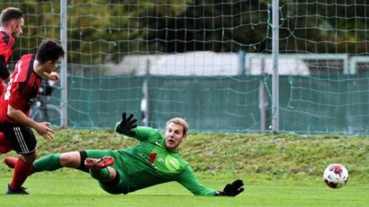 Bild: Büttner, Gerhard
Zweifachtorschütze Ludwig Tannhäuser (Zweiter von links) locht in dieser Szene zum 1:0 für den SC Luhe-Wildenau ein, Kulmains Torwart Andreas Haberkorn hechtet vergeblich; links SC-Spieler Florian Stadler.