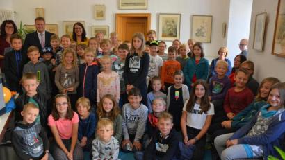 Bild: jr
96 Kinder nahmen heuer am Sommerferienleseclub teil und lasen insgesamt 1622 Bücher. Jetzt fand im Historischen Rathaus die Abschlussveranstaltung statt, zu der auch (hinten von links) Büchereileiterin Viola Rieß, Zweiter Bürgermeister Stefan Grillmeier und Projektleiterin Sandra Schug gekommen waren. Das Lesen der Kinder wurde reichlich belohnt.