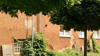 Bild: fjo
Ein tristes Dasein führen die jahrhundertealten Grabsteine selbst bei strahlendem Sonnenschein. Ihre Heimat ist seit vielen Jahren eine private Hauswand gegenüber der Emmeramskirche.