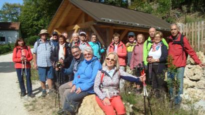 Bild: schß
Vor dem Fledermauskeller stellte sich die Wandergruppe des OWV zum Erinnerungsfoto. Vorne in der Mitte: Wanderleiterin Anna Gottschalk.