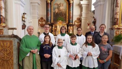Bild: gi
Elias Picka (mit Büchlein) wird beim Gottesdienst mit Pfarrer Josef Most in die Schar der Ministranten der Expositur Etzgersrieth aufgenommen.