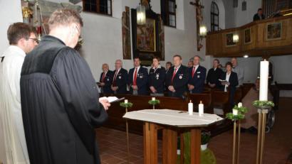 Bild: dob
In der Altenstädter Simultankirche feiern BRK-Bereitschaften aus Vohenstrauß und Weiden einen ökumenischen Gedenkgottesdienst mit dem evangelischen Stadtpfarrer Dieter Schinke und Kaplan Alexander Ertl (vorne, von rechts).