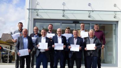 Bild: ibj
Zum Bild: Die Bürgermeister Roman Berr, Roland Strehl, Erwin Geitner, Josef Gilch, Florian Junkes, KPV-Vorsitzender Bernhard Lindner, Dieter Dehling, Hans Koch, Hermann Falk, Markus Dollacker und Peter Braun (von links) werben für die Unterzeichnung der Petition „Stoppt das Krankenhaussterben im ländlichen Raum“.