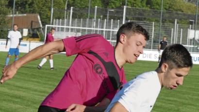 Bild: Gebert
Tobias Siegert (links, Szene aus der letzten Heimpartie gegen Münchberg) erzielte am Samstag beim 1:1 in Oberkotzau den Ausgleich für den FC Tirschenreuth.