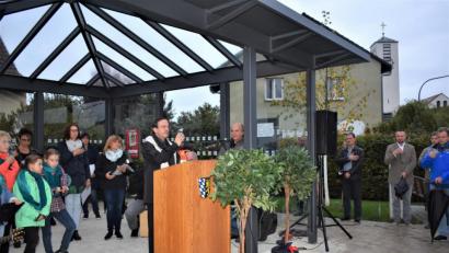 Bild: rgr
Mit einem Festakt wird der Abschluss der Dorferneuerung in Hütten gefeiert. Der Grafenwöhrer Stadtpfarrer Bernhard Müller segnet das Werk.