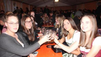 Bild: kro
Viele der Besucher kamen in Lederhose oder im Dirndl - trotz des kühlen Wetters.