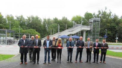 Bild: ang
Mit dem Durchschneiden des Absperrbandes gaben die Verantwortlichen und Ehrengäste der Nutzung der neuen, barrierefreien Park&Ride Anlage am Bahnhaltepunkt Reuth grünes Licht. Von links: Ing. Josef Wolf, Gemeinderat Bernhard Adam, Walter Reichenberger (Bahn), Daniel Utz (Firma Braun), Gemeinderat Josef Zölch, Larissa Wegmann (Regierung Oberpalz), zweiter Bürgermeister Johann Neugirg, Bürgermeister Werner Prucker, stellvertretender Landrat Roland Grillmeier und Steinwald-Allianz-Vorsitzender Hans Donko.