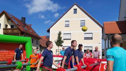 Bild: exb
Beim Sommerfest in Hiltersdorf, das um sechs Wochen nach hinten verschoben werden musste, gab es unter anderem einen Menschen-Kicker.