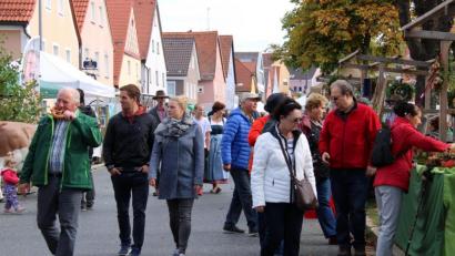 Bild: prh
Bereits am Vormittag ist der 15. Bauernmarkt in der Kreisstadt stark frequentiert. Dazu trägt nicht nur das schöne Herbstwetter bei, sondern auch das opulente und vielfältige Angebot an den knapp 70 Ständen.