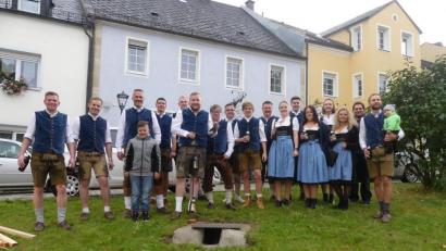 Bild: rn
Frohgelaunt stoßen die "Moila" und "Boum" des Kirwa-Verein auf die Auferstehung der Kirchweih an.