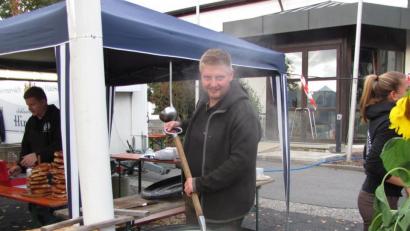 Bild: sei
Beim Krautfest des Mantler Stammtisches rauchte am Samstag der Wurstkessel.