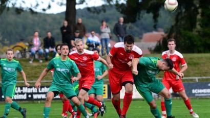 Bild: ham
Kein Durchkommen für die Offensive des FC OVI-Teunz (grüne Trikots): Die Nabburger Defensive um Kapitän Patrick Greindl (Dritter von rechts) und Daniel Kißwetter (Fünfter von rechts) räumten alles ab.