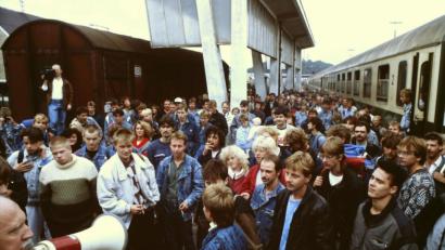 Bild: Gerhard Götz
1. Oktober 1989, kurz nach 14 Uhr: Oberbürgermeister Hans Kraus (links mit Megaphon) begrüßt die Flüchtlinge aus der Prager Botschaft am Schwandorfer Bahnhof: "Wir freuen uns, dass Sie alle bei uns sind."