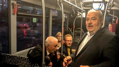 Bild: exb
Wolfgang Wies (stehend) rechnet durch den geforderten Umstieg auf Elektro- bzw. Wasserstoffbusse mit Mehrkosten für die Stadt, machte er beim Besuch der Bürgerliste klar.