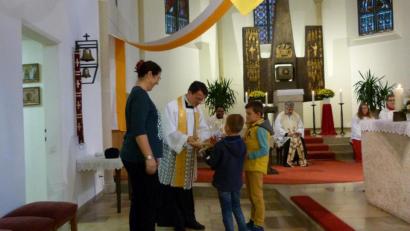Bild: hok
Zwei Kinder aus dem Kinderhaus überreichen stellvertretend Pfarrer Thomas Kohlhepp beim Abendlob ein kleines Präsent.