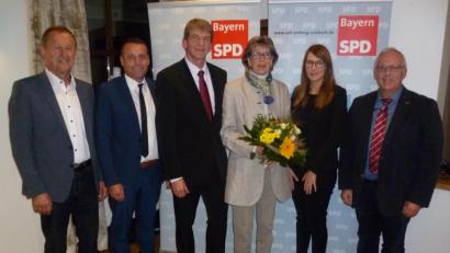 Bild: usc
Der SPD-Kreisvorstand freut sich über das 100-Prozent-Votum für ihren Landratskandidaten Michael Rischke (Dritter von links mit Ehefrau Sigrid). Von den Delegierten gab es langanhaltenden Beifall.