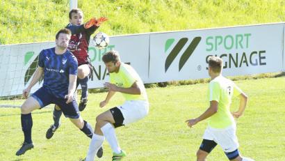 Bild: Hubert Ziegler
Der junge Haselmühler Torhüter Lukas Blödt (hinten) faustet vor dem späteren Freudenberger Torschützen Michael Schlegl (links vorne) den Ball ins Feld zurück. Innenverteidiger Stephan Nörl (Mitte vorne) und Rechtsverteidiger Matthias Meier (rechts) unterstützen ihren Torhüter.