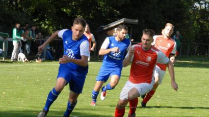 Bild: gb
Der TSV Bärnau gewann am Sonntag das Grenzlandderby gegen den SC Mähring mit 3:2. Nicolai Wagner (links), hier im Laufduell mit dem Mähringer Dominik Beer, erzielte den Siegtreffer.