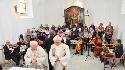 Bild: fjo
Einen Versöhnungsgottesdienst feiern Pfarrer Gerhard Schmidt (links) und Pfarrer Georg Hartl in der Kirchengedenkstätte Rozvadov. Ein eigens zusammengestellter Projektchor mit der Streichergruppe von Willibald Wirth (links) und Organistin Martina Brenner (rechts) begleitet das Jubiläumsereignis.