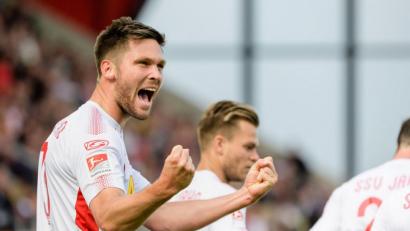 Bild: agentur_dpa
Der Joker hat gestochen: Jahn-Stürmer Andreas Albers bejubelt seinen Treffer zum 2:2-Endstand gegen den HSV.