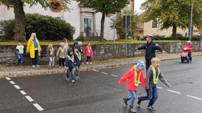 Bild: gz
Verkehrserzieher Jakob Stahl von der Polizeiinspektion Vohenstrauß übt mit den Kindern das Überqueren der Staatsstraße.