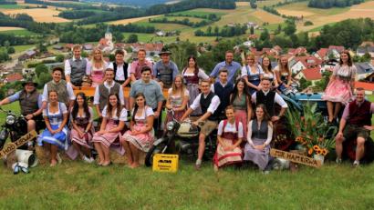 Bild: exb
Die Kirwapaare in Pertolzhofen sind für die Festtage gerüstet.