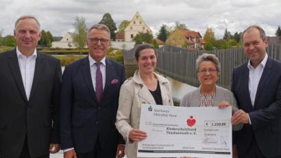 Bild: tr
Peter Hamm, Franz Stahl, Lena Bächer, Inge Pannrucker und Hans-Jörg Schön (von links) zeigen ein Herz für Kinder.