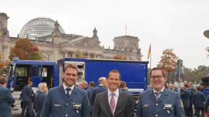 Bild: exb
Hilfe aus Berlin sagt Bundestagsabgeordneter Albert Rupprecht (Mitte) den Weidener THW-Ortsbeauftragten Thomas Schiller (links) und Andreas Duschner zu.