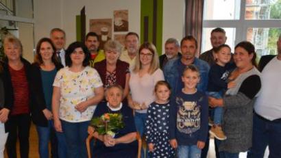 Bild: jr
Helene Sommer (sitzend) feierte am Freitag ihren 90. Geburtstag im Seniorenheim Haus „Phönix“. Zu den vielen Gratulanten gehörten die vier Kinder, die jeweils sieben Enkel und Urenkel sowie Bürgermeister Roland Grillmeier (Vierter von links)