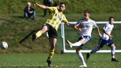 Bild: Büttner, Gerhard
Adam Like (rechts) vom TSV Eslarn schießt, der Neustädter Florian Bösl kommt bei seiner Abwehraktion zu spät. Im Top-Spiel der Kreisklasse Ost trennten sich die DJK Neustadt und der TSV Eslarn mit 2:2.