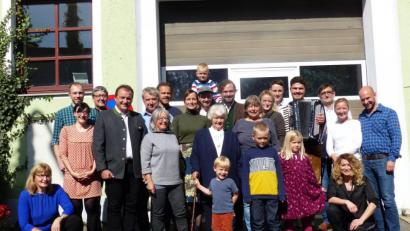 Bild: sl
Theresia Schmeidl (vorne Mitte mit einem ihrer Urenkel, der sich bei ihr am Stock festhält) feiert mit Familie, der "Schicksalscombo", Pfarrer Adam Nieciecki und Bürgermeister Anton Kappl Geburtstag.