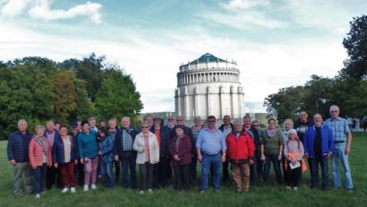 Bild: br
Bedeutende deutsche Nationaldenkmäler, darunter die Befreiungshalle auf dem Michelsberg bei Kelheim (im Bildhintergrund) standen auf dem Programm beim Tagesausflug der Reservistenkameradschaft Speicherdorf mit Vorsitzendem Hubert Brendel (rechts).