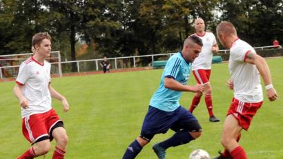 Bild: heh
Martin Heinrich (Mitte) nimmt es gleich mit zwei Wiesauern auf: Fabian Nickl (links) und Spielertrainer Christian Zettl versuchen den Konnersreuther Angreifer zu stoppen.