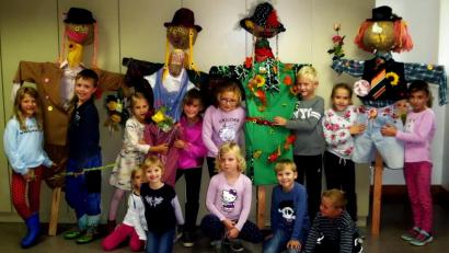 Bild: zer
Lustige Vogelscheuchen bastelten die Mädchen und Buben im Kinderjugendprogramm.