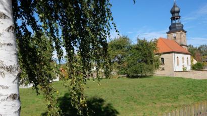 Bild: do
Rund um das Bodendenkmal des ehemaligen Burggrabens mit der Dorfkirche als Ausgangspunkt verläuft der geschichtsträchtige Stationen-Weg, den die Oberbibracher aufgebaut haben.