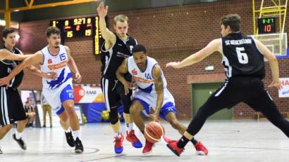 Bild: A. Schwarzmeier
Montanize Woods (am Ball) erzielte zum Saisonauftakt die meisten Punkte für die Hamm Baskets. Am Ende stand ein souveräner Heimsieg gegen den SC Heuchelhof Würzburg zu Buche.