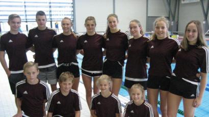 Bild: rbg
Mit dieser Formation startete der Tirschenreuther Schwimm-Club in die Saison 2019/20. Stehend von links: Fynn Legat, Kilian Züllich, Viktoria Bogner, Kathrin Bachmeier, Carina Bönisch, Annika Brech, Lena Rath, Daria Codlova. Davor von links: Niclas Köstler, Leonhard Fütterer, Marlene Züllich und Sophie Härtl. In Plauen fehlten Patrick Walter sowie Daniela und Dominika Codlova.
