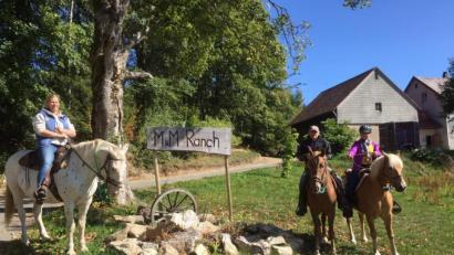 Bild: soj
Auf der M&M-Ranch: (von links) Maria Fischer, Hans Prechtl und seine Reitbeteiligung Anna-Maria Luber.