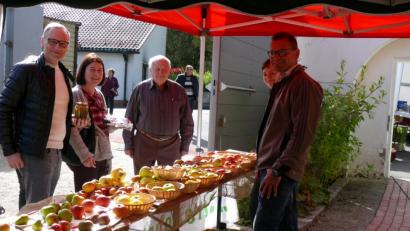 Bild: kgg
Auch Bürgermeister Bernd Sommer und seine Frau Doris (von links) schauten bei der Obstbörse Waldsassen vorbei. Von rechts Fachberater Harald Schlöger und Stellvertreterin Manuela Pappenberger.