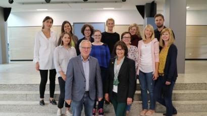 Bild: exb/Matthias Sitzmann
Schulleiterin Hannelore Reil-Heining und Konrektor Johann Vollath (vordere Reihe) stellten die neuen Lehrkräfte vor. Im Bild von links Susanne Schirmer, Julia Rieß, Mareike Glöcke, Julia Lischka, Judith Stecher, Susanne Betz, Christiane Kahler, Dr. Melanie Hofmann, Corinna Spitzl, Matthias Sigl und Rosmarie Selch-Luber.