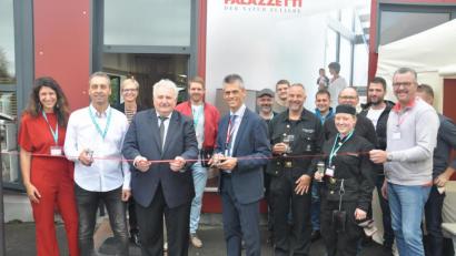 Bild: ws
Moderne Heizsysteme und Kamine, auch mit Pellets, bietet die Firma "Palazzetti". Künftig darf die Firma Bitterer in Tirschenreuth auch als "Palazzetti"-Kompetenzentrum die Beratung und den Service ausweiten. Zur Eröffnung des Kompetenzzentrums war auch Marco Palazzetti (Sechster von links) nach Tirschenreuth gekommen. Mit im Bild (von links) Silvia Naber, Jürgen Bitterer, Palazzetti-Account Managerin Cristina Reghezza und Zweiter Bürgermeister Peter Gold mit weiteren Gästen.