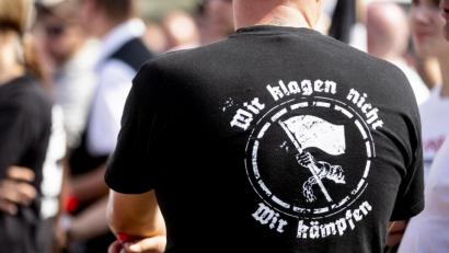 Bild: dpa
"Wir klagen nicht. Wir kämpfen" steht auf dem T-Shirt eines Teilnehmers einer Neonazi-Demonstration in Berlin.