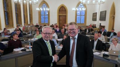 Bild: Wolfgang Steinbacher
Fabian Kern (vorne, links) erhielt am Montagabend 36 von 37 möglichen Stimmen. Ein Zettel war ungültig. OB Michael Cerny gratuliert dem neuen Kultur-, Schul- und Sportreferenten zur Wahl.