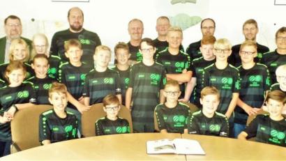 Bild: jml
Fröhliche Gesichter bei den U-11-und U-13-Kickern der Spielgemeinschaft Kohlberg-Ehenfeld beim Eintrag ins Goldene Buch des Marktes. Bürgermeister Rudolf Götz und UPW/FW-Fraktionsvorsitzender Reinhard Ponitz (stehend, links) gefällt die Show im Rathaus. Ihre Trainer Klaus Schlosser, Hubert Posset, Christian Fellner, Wolfgang Lingl, Andreas Ott und Jugendleiter Herbert Riedel (von links) haben die Jugendlichen nicht nur auf dem Spielfeld im Rücken. Fußball-Abteilungsleiter Uwe Schmidt und 3. SV- Vorsitzender Thomas Riedl (rechts) freuen sich mit den Kickern.